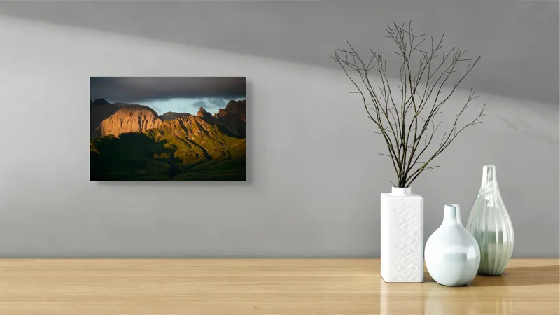 Tablou Canvas, "Lumina de seară pe munții verzi", Nori, Lumină, Munte, Umbre, Stânci, Apus, Peisaj, Verdeață, 39 x 26 cm – poza 8