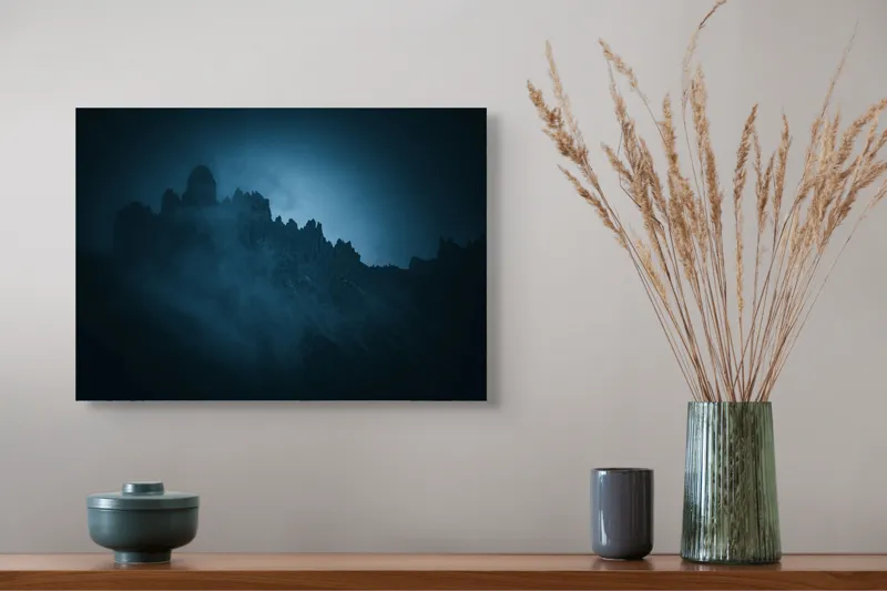 Tablou Canvas, "Misterul munților învăluiți de ceață", Mister, Seninătate, Umbre, Calm, Nocturn, Natură, Pitoresc, Misticism, Întuneric, Siluetă, 54 x 39 cm – poza 4