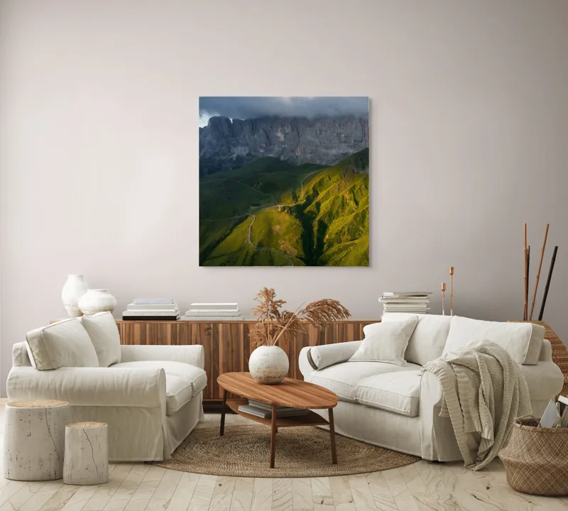 Tablou Canvas, "Lumina de seară în munți verzi", Nor, Munți, Pante, Drumul, Umbre, Apus, Verdeață, Peisaj, Măreție, Răsărit, 100 x 100 cm – poza 3