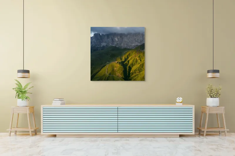 Tablou Canvas, "Lumina de seară în munți verzi", Nor, Munți, Pante, Drumul, Umbre, Apus, Verdeață, Peisaj, Măreție, Răsărit, 100 x 100 cm – poza 5