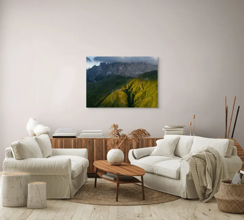 Tablou Canvas, "Lumina de seară în munți verzi", Nor, Munți, Pante, Drumul, Umbre, Apus, Verdeață, Peisaj, Măreție, Răsărit, 100 x 70 cm – poza 3