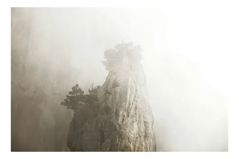 Tablou Canvas, "Vârf de stâncă în ceață densă", Piatra, Ceață, Copaci, Mister, Înălțime, Natură, Calm, Singurătate, Seninătate, Eleganță, 100 x 70 cm