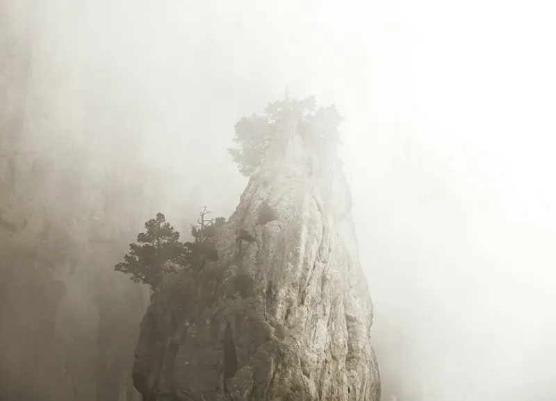 Tablou Canvas, "Vârf de stâncă în ceață densă", Piatra, Ceață, Copaci, Mister, Înălțime, Natură, Calm, Singurătate, Seninătate, Eleganță, 54 x 39 cm – poza 2