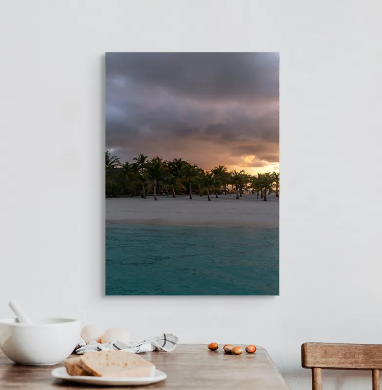 Tablou Canvas, "Apus dramatic pe plajă tropicală", Nisip, Palmieri, Apă, Cer, Înnorat, Apus, Relaxare, Liniște, 50 x 70 cm – poza 3