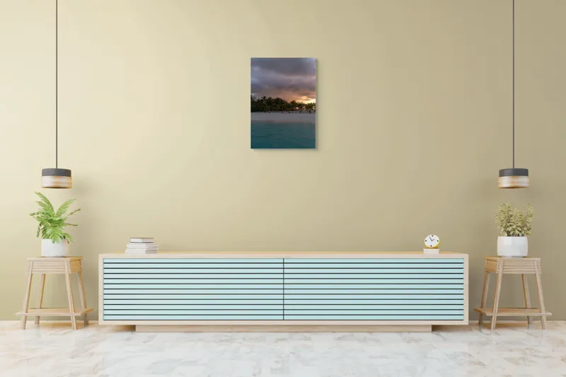 Tablou Canvas, "Apus dramatic pe plajă tropicală", Nisip, Palmieri, Apă, Cer, Înnorat, Apus, Relaxare, Liniște, 50 x 70 cm – poza 6