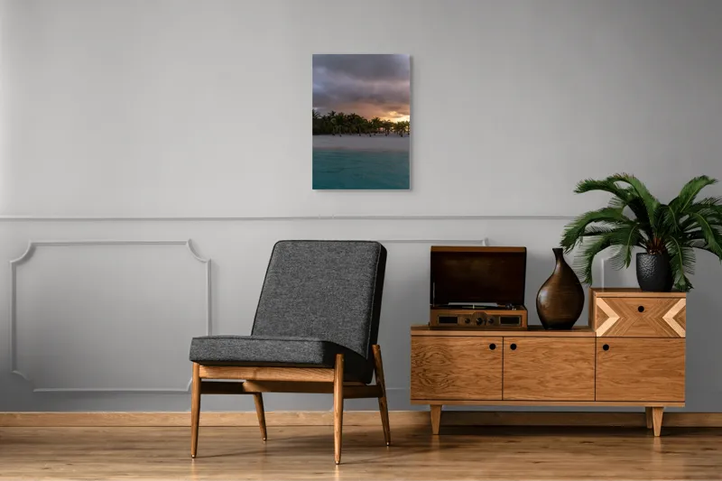 Tablou Canvas, "Apus dramatic pe plajă tropicală", Nisip, Palmieri, Apă, Cer, Înnorat, Apus, Relaxare, Liniște, 50 x 70 cm – poza 8