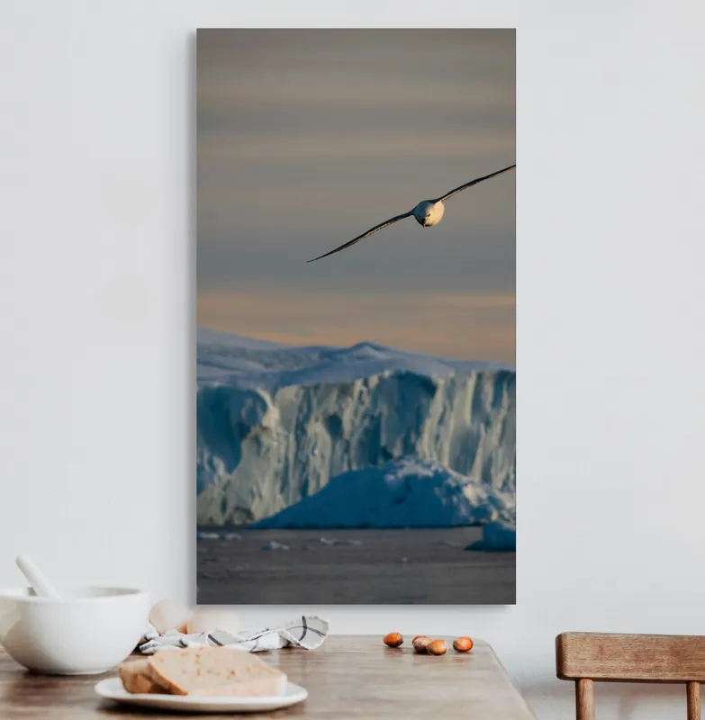 Tablou Canvas, "Pasărea singuratică deasupra ghețarului arctic", Cer, Gheață, Pasăre, Munte, Orizont, Apus, Natură, Liniște, Frig, Zbor, 50 x 90 cm – poza 3