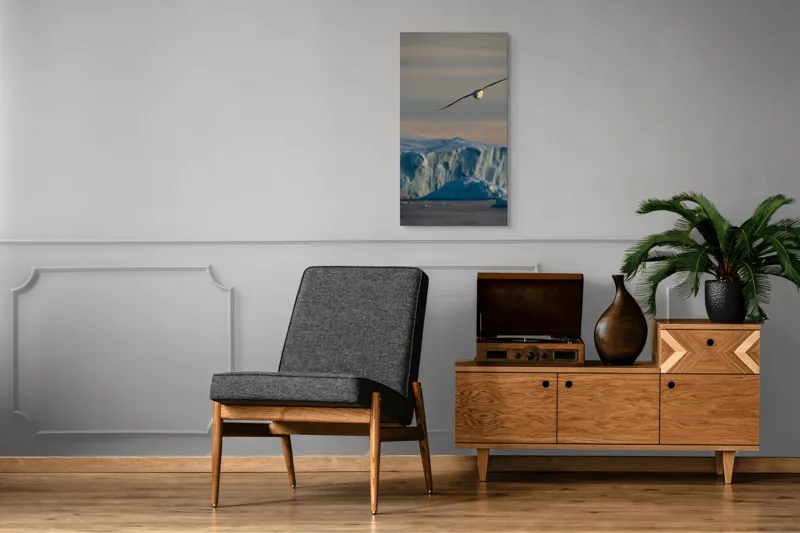 Tablou Canvas, "Pasărea singuratică deasupra ghețarului arctic", Cer, Gheață, Pasăre, Munte, Orizont, Apus, Natură, Liniște, Frig, Zbor, 50 x 90 cm – poza 8