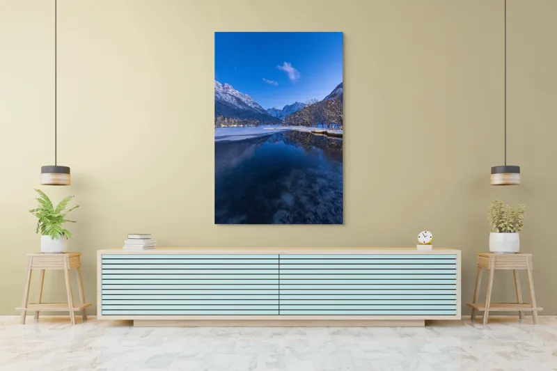 Tablou Canvas, "Reflecții de iarnă sub clar de stele", Cer, Munți, Reflecție, Zăpadă, Lac, Noapte, Stele, Frumusețe, Natură, Pădure, 100 x 150 cm – poza 4