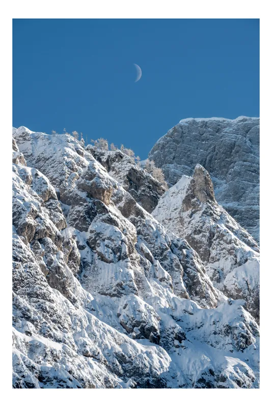 Tablou Canvas, "Rocile munților și luna rece", Munți, Zăpadă, Lună, Cer, Stânci, Timp, Răcoare, Înălțime., 100 x 150 cm