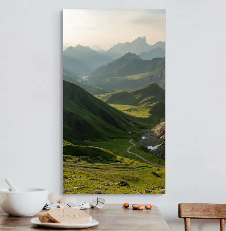 Tablou Canvas, "Poteca de vis printre munți verzi", Peisaj, Munți, Văi, Verdeață, Cărare, Cer, Liniște, Natură, Pitoresc, Magnific, Înălțimi, Umbre, 50 x 90 cm – poza 3