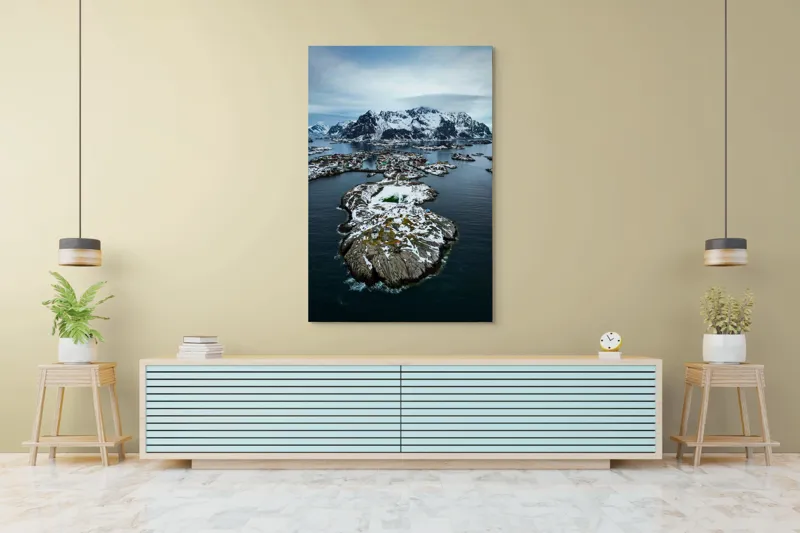 Tablou Canvas, "Tărâmul înghețat al insulelor nordice", Munti, Ocean, Insule, Zapada, Cer Innorat, Peisaj Nordic, Apa, Teren Accidentat, Case, Peisaj Izolat, 100 x 150 cm – poza 4