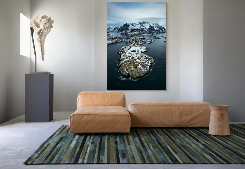 Tablou Canvas, "Tărâmul înghețat al insulelor nordice", Munti, Ocean, Insule, Zapada, Cer Innorat, Peisaj Nordic, Apa, Teren Accidentat, Case, Peisaj Izolat, 100 x 150 cm – poza 7
