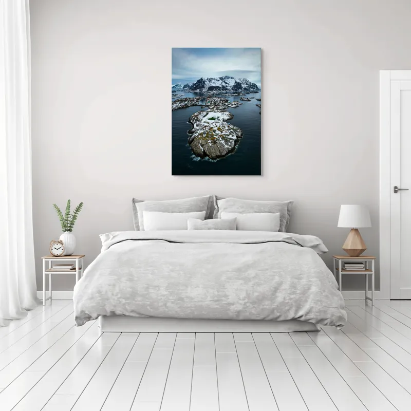 Tablou Canvas, "Tărâmul înghețat al insulelor nordice", Munti, Ocean, Insule, Zapada, Cer Innorat, Peisaj Nordic, Apa, Teren Accidentat, Case, Peisaj Izolat, 70 x 100 cm – poza 3