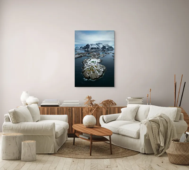 Tablou Canvas, "Tărâmul înghețat al insulelor nordice", Munti, Ocean, Insule, Zapada, Cer Innorat, Peisaj Nordic, Apa, Teren Accidentat, Case, Peisaj Izolat, 70 x 100 cm – poza 4