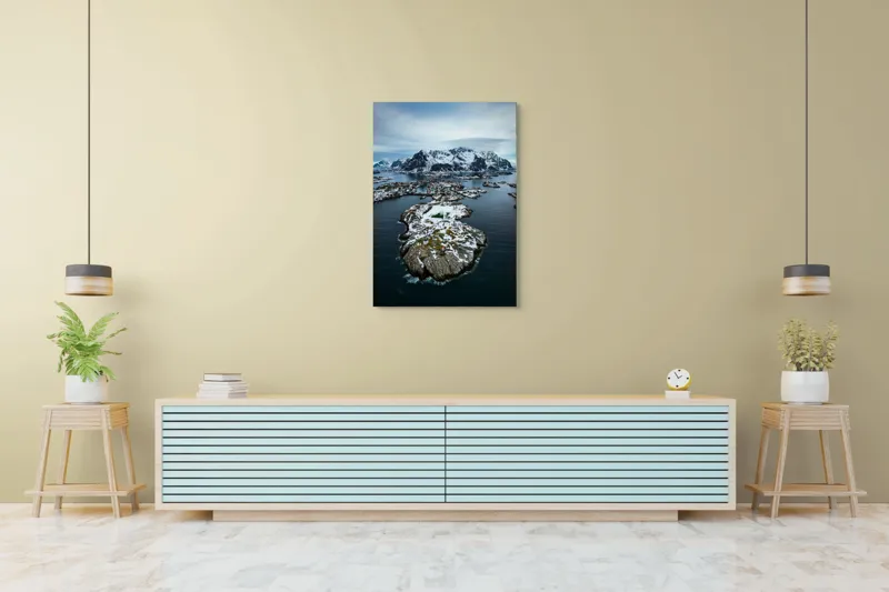 Tablou Canvas, "Tărâmul înghețat al insulelor nordice", Munti, Ocean, Insule, Zapada, Cer Innorat, Peisaj Nordic, Apa, Teren Accidentat, Case, Peisaj Izolat, 70 x 100 cm – poza 5
