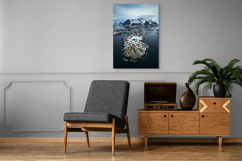 Tablou Canvas, "Tărâmul înghețat al insulelor nordice", Munti, Ocean, Insule, Zapada, Cer Innorat, Peisaj Nordic, Apa, Teren Accidentat, Case, Peisaj Izolat, 70 x 100 cm – poza 6