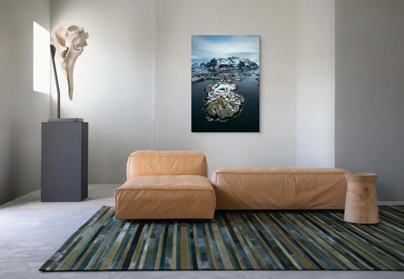 Tablou Canvas, "Tărâmul înghețat al insulelor nordice", Munti, Ocean, Insule, Zapada, Cer Innorat, Peisaj Nordic, Apa, Teren Accidentat, Case, Peisaj Izolat, 70 x 100 cm – poza 7