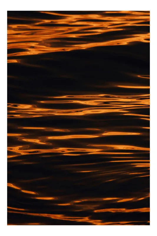 Tablou Canvas, "Reflexii de apus pe valuri liniștite", Reflexii, Apă, Chihlimbar, Strălucire, Curbe, Lumină, Umbre, Textură, 26 x 39 cm