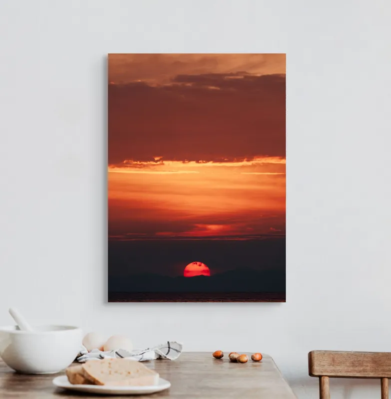 Tablou Canvas, "Soarele roșu la apus de soare", Apus, Soare, Nori, Siluetă, Munte, Roșu, Orizont, Cer, Noapte, Lumină, 50 x 70 cm – poza 3