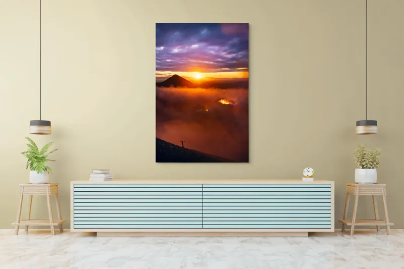 Tablou Canvas, "Explorator în fața vulcanului activ", Serenitate, Vârf, Apus, Lavă, Fum, Cer, Siluetă, Măreție, Natură, Culoare, 100 x 150 cm – poza 4