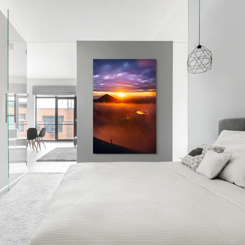 Tablou Canvas, "Explorator în fața vulcanului activ", Serenitate, Vârf, Apus, Lavă, Fum, Cer, Siluetă, Măreție, Natură, Culoare, 100 x 150 cm – poza 5