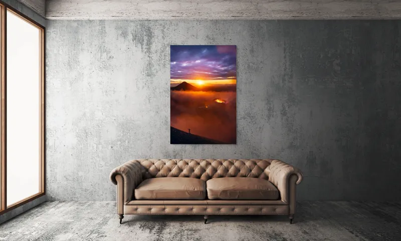 Tablou Canvas, "Explorator în fața vulcanului activ", Serenitate, Vârf, Apus, Lavă, Fum, Cer, Siluetă, Măreție, Natură, Culoare, 100 x 150 cm – poza 6