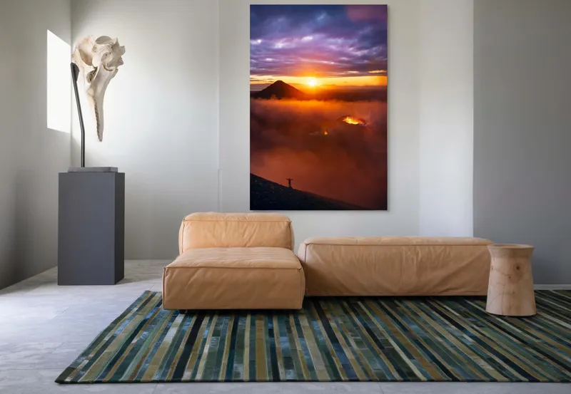 Tablou Canvas, "Explorator în fața vulcanului activ", Serenitate, Vârf, Apus, Lavă, Fum, Cer, Siluetă, Măreție, Natură, Culoare, 100 x 150 cm – poza 7