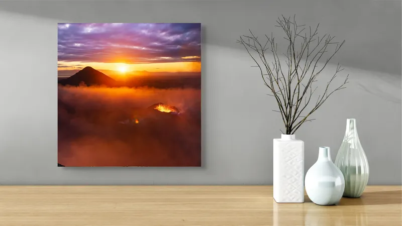 Tablou Canvas, "Explorator în fața vulcanului activ", Serenitate, Vârf, Apus, Lavă, Fum, Cer, Siluetă, Măreție, Natură, Culoare, 50 x 50 cm – poza 3