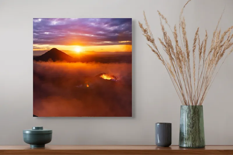 Tablou Canvas, "Explorator în fața vulcanului activ", Serenitate, Vârf, Apus, Lavă, Fum, Cer, Siluetă, Măreție, Natură, Culoare, 50 x 50 cm – poza 4