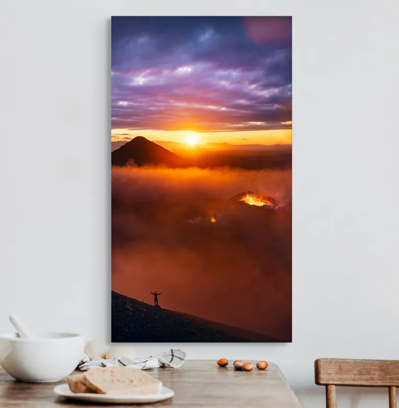 Tablou Canvas, "Explorator în fața vulcanului activ", Serenitate, Vârf, Apus, Lavă, Fum, Cer, Siluetă, Măreție, Natură, Culoare, 50 x 90 cm – poza 3