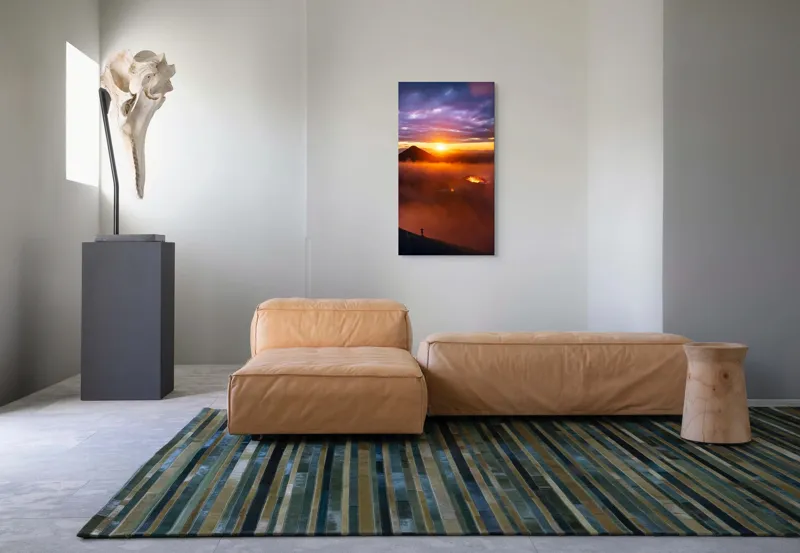 Tablou Canvas, "Explorator în fața vulcanului activ", Serenitate, Vârf, Apus, Lavă, Fum, Cer, Siluetă, Măreție, Natură, Culoare, 50 x 90 cm – poza 5