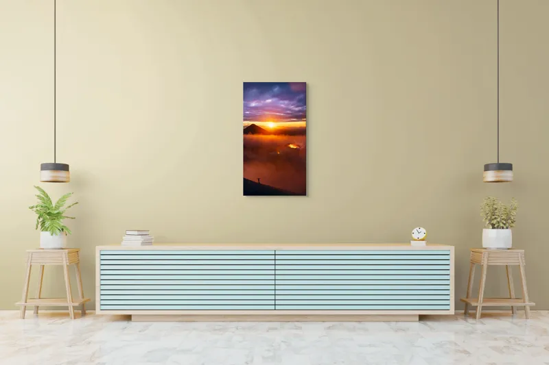 Tablou Canvas, "Explorator în fața vulcanului activ", Serenitate, Vârf, Apus, Lavă, Fum, Cer, Siluetă, Măreție, Natură, Culoare, 50 x 90 cm – poza 6