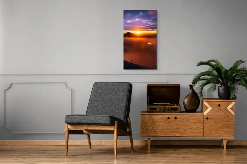 Tablou Canvas, "Explorator în fața vulcanului activ", Serenitate, Vârf, Apus, Lavă, Fum, Cer, Siluetă, Măreție, Natură, Culoare, 50 x 90 cm – poza 8