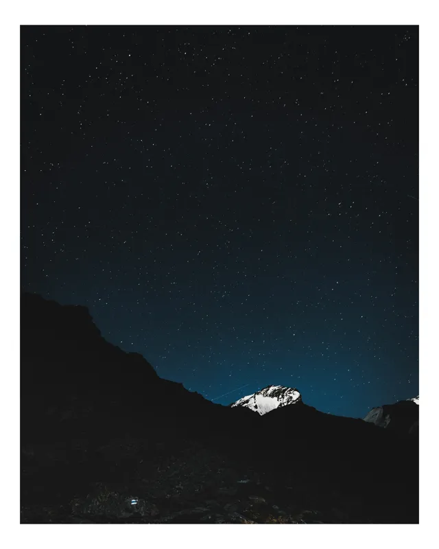 Tablou Canvas, "Vârfuri montane sub cer înstelat", Stele, Cer, Noapte, Munte, Siluetă, Răcoare, Lumină, Vârf, Întuneric, Pace, 50 x 90 cm