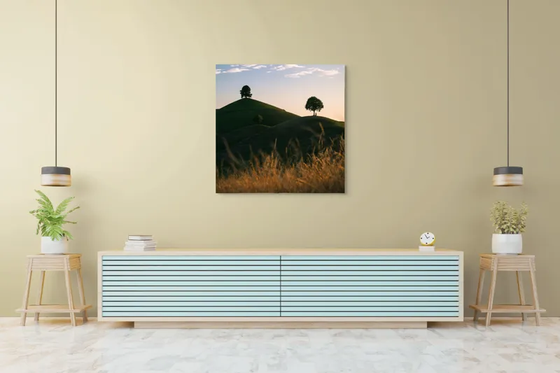 Tablou Canvas, "Dealuri mângâiate de lumină blândă", Apus, Dealuri, Solitar, Copaci, Peisaj, Calm, Natură, Siluetă, 100 x 100 cm – poza 5