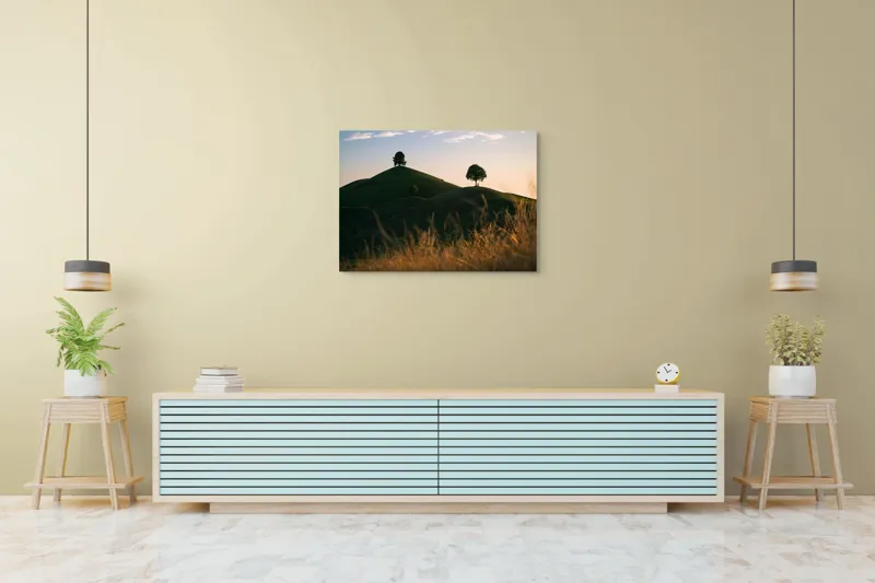 Tablou Canvas, "Dealuri mângâiate de lumină blândă", Apus, Dealuri, Solitar, Copaci, Peisaj, Calm, Natură, Siluetă, 100 x 70 cm – poza 4