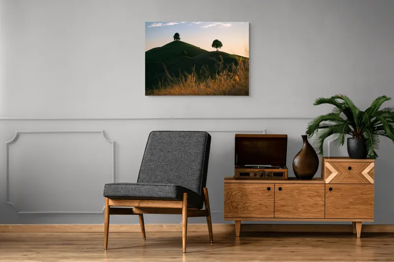 Tablou Canvas, "Dealuri mângâiate de lumină blândă", Apus, Dealuri, Solitar, Copaci, Peisaj, Calm, Natură, Siluetă, 100 x 70 cm – poza 8