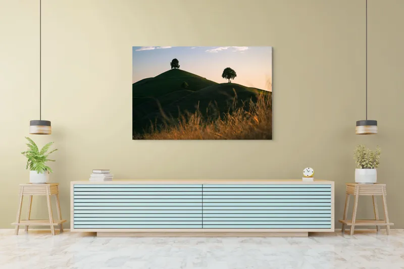 Tablou Canvas, "Dealuri mângâiate de lumină blândă", Apus, Dealuri, Solitar, Copaci, Peisaj, Calm, Natură, Siluetă, 150 x 100 cm – poza 6