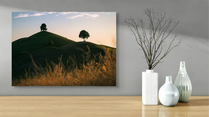 Tablou Canvas, "Dealuri mângâiate de lumină blândă", Apus, Dealuri, Solitar, Copaci, Peisaj, Calm, Natură, Siluetă, 70 x 50 cm – poza 3