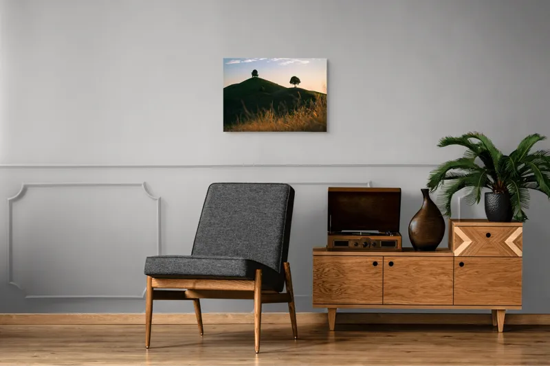 Tablou Canvas, "Dealuri mângâiate de lumină blândă", Apus, Dealuri, Solitar, Copaci, Peisaj, Calm, Natură, Siluetă, 70 x 50 cm – poza 4