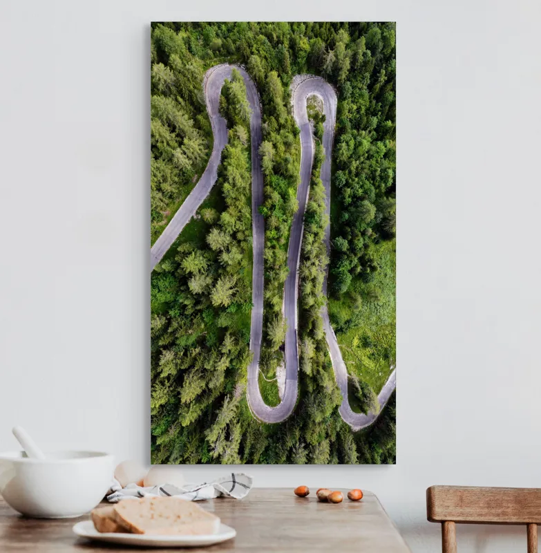 Tablou Canvas, "Drumul șerpuitor prin pădurea deasă", Drum, Serpentine, Pădure, Verde, Curbe, Natură, Aerian, Peisaj, 50 x 90 cm – poza 3