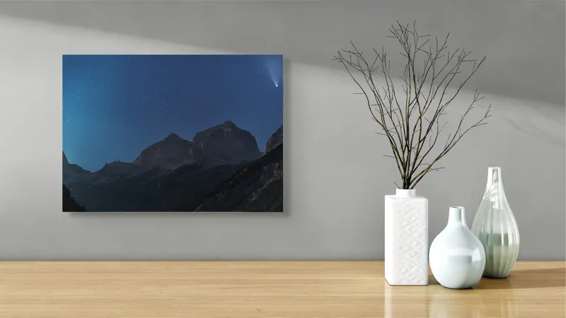 Tablou Canvas, "Cometa strălucind deasupra munților alpini", Stele, Cometă, Munți, Cer, Noapte, Peisaj, Mister, Liniște, Frumusețe, Natură, 54 x 39 cm – poza 3