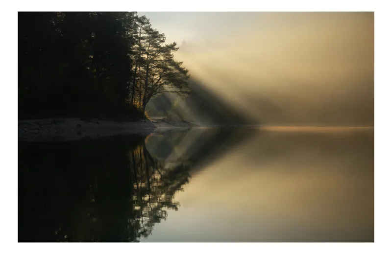 Tablou Canvas, "Răsăritul liniștit peste lac oglindit", Lumină, Reflecții, Apă, Copaci, Ceață, Tranquilitate, Natură, Răsărit, Seninătate, Frumusețe, 70 x 50 cm