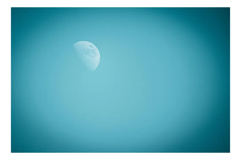 Tablou Canvas, "Luna printre nuanțe de albastru", Lună, Cer, Albastru, Asfințit, Mister, Lumină, 90 x 50 cm