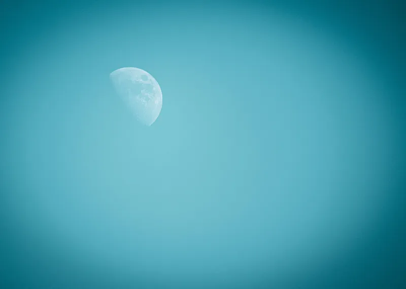 Tablou Canvas, "Luna printre nuanțe de albastru", Lună, Cer, Albastru, Asfințit, Mister, Lumină, 70 x 50 cm – poza 2