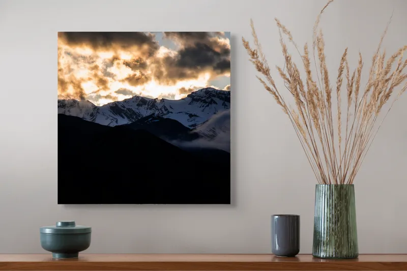 Tablou Canvas, "Răsărit peste munții înzăpeziți ai dimineții", Nori, Munți, Apus, Siluetă, Cer, Zăpadă, Peisaj, Umbre, Lumină, Vârfuri, 50 x 50 cm – poza 4