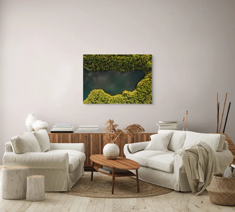 Tablou Canvas, "Inima pădurii de smarald", Copaci, Lac, Natură, Verde, Reflecție, Serenitate, Peisaj, Aerian, Pădure, Tranquilitate, 100 x 70 cm – poza 3