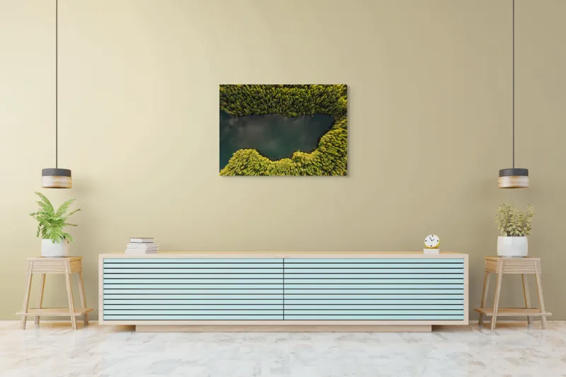 Tablou Canvas, "Inima pădurii de smarald", Copaci, Lac, Natură, Verde, Reflecție, Serenitate, Peisaj, Aerian, Pădure, Tranquilitate, 100 x 70 cm – poza 4