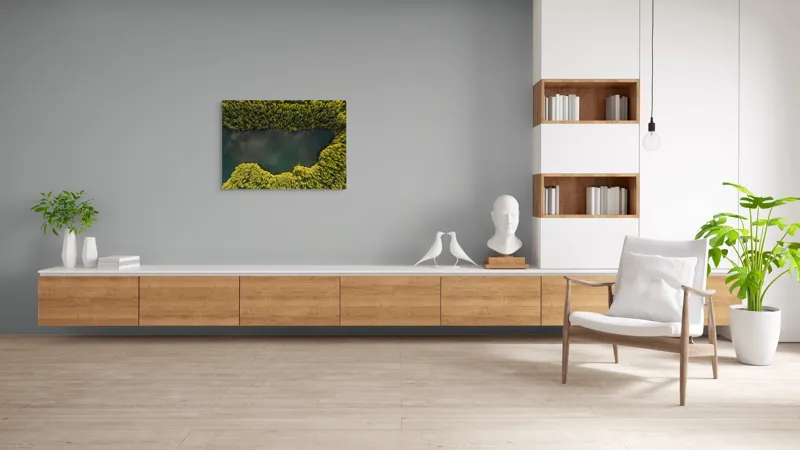 Tablou Canvas, "Inima pădurii de smarald", Copaci, Lac, Natură, Verde, Reflecție, Serenitate, Peisaj, Aerian, Pădure, Tranquilitate, 100 x 70 cm – poza 6